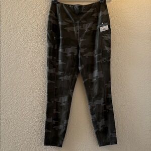 Eddie Bauer women’s olive 7/8th length  Camouflage Leggings